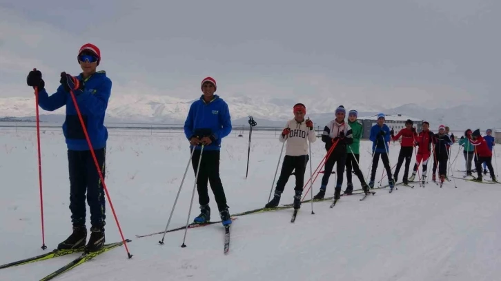 Kar yağdı, asfalttan piste döndüler
