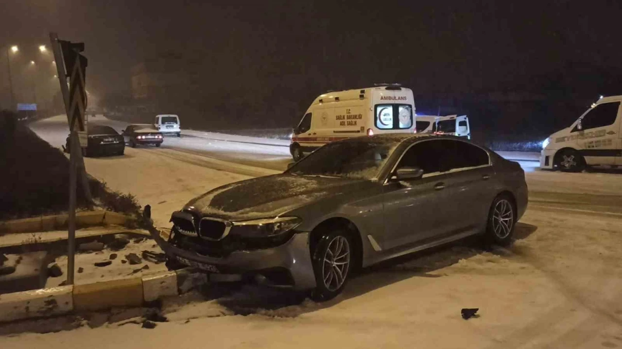 Kar yağışı kazaya neden oldu: 3 yaralı
