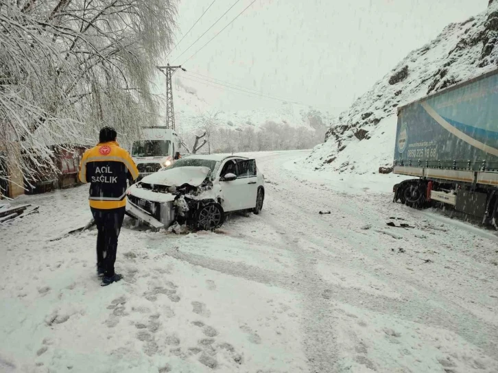 Kar yağışı kazaya neden oldu, iki araç çarpıştı: 2 yaralı
