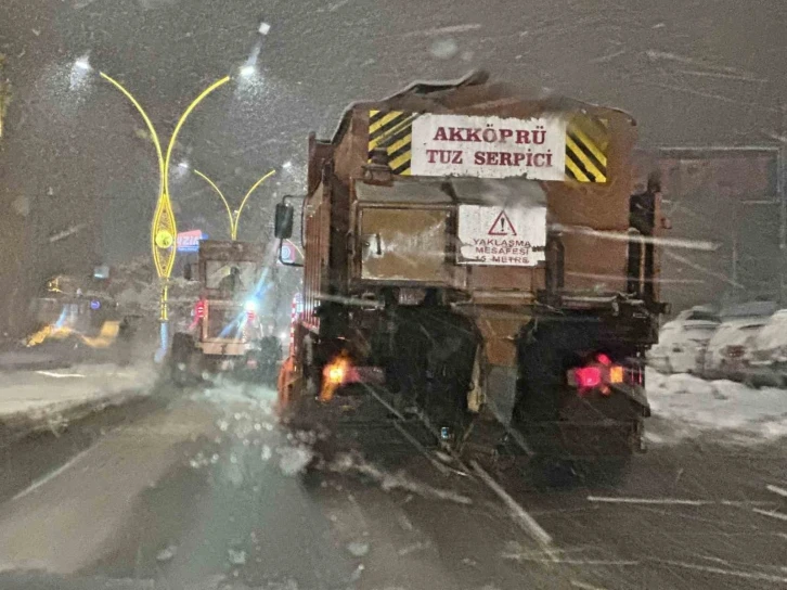 Kar yağışı Yüksekova-Esendere karayolunu ulaşıma kapattı
