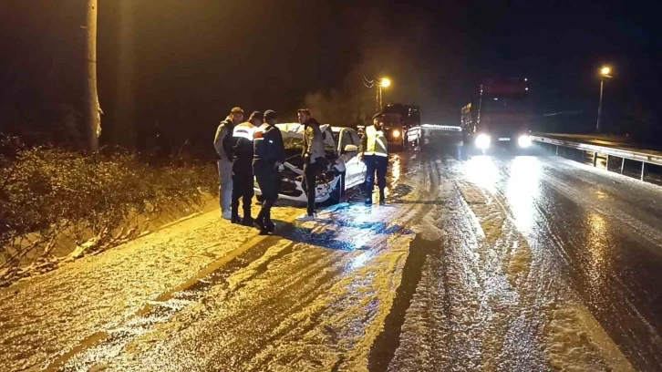 Kar yağışı zincirleme kazaya neden oldu: 3 yaralı
