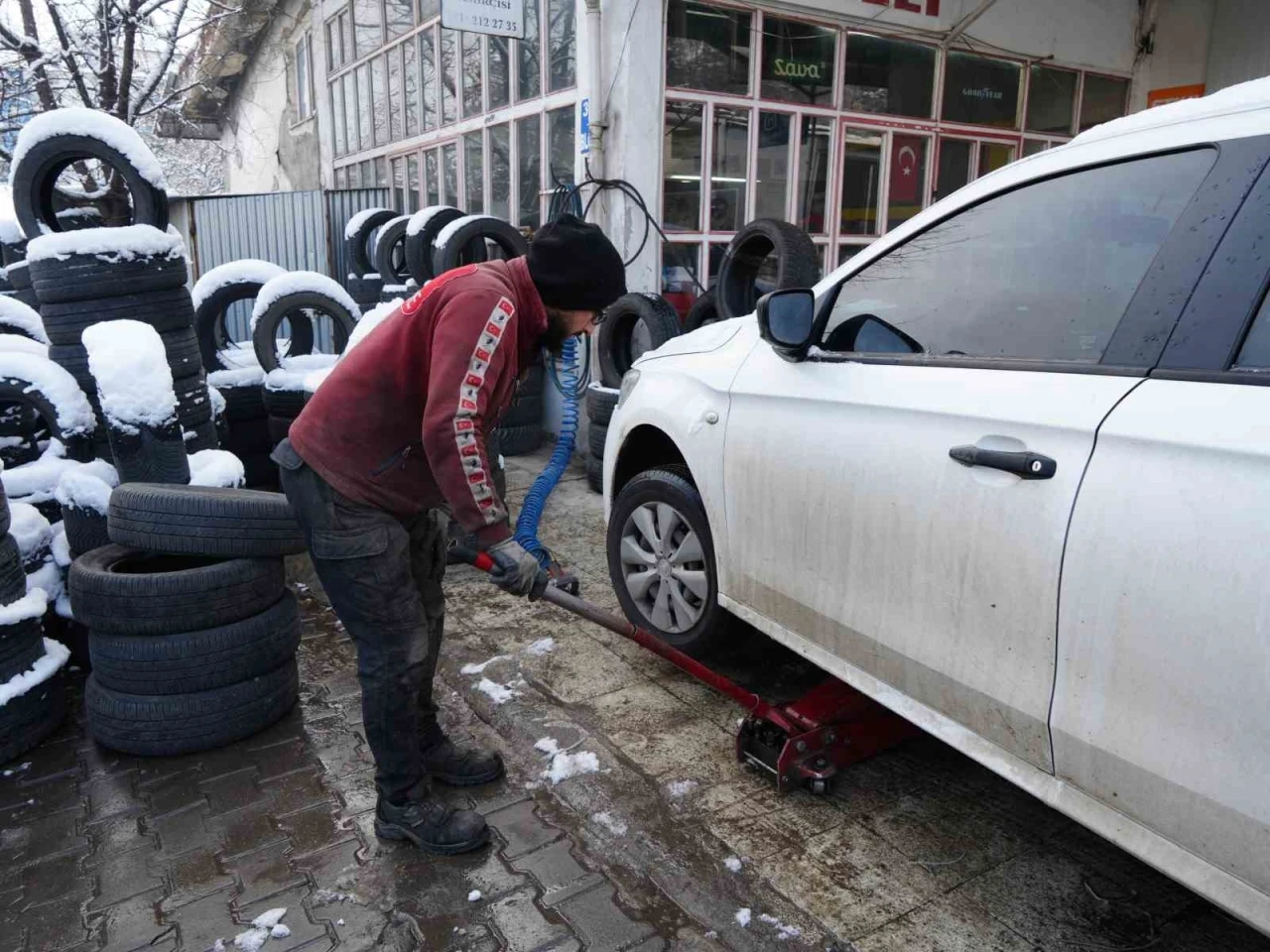 Kar yağışının ardından lastikçilerde yoğunluk: Gece yarısına kadar mesai yapıyorlar
