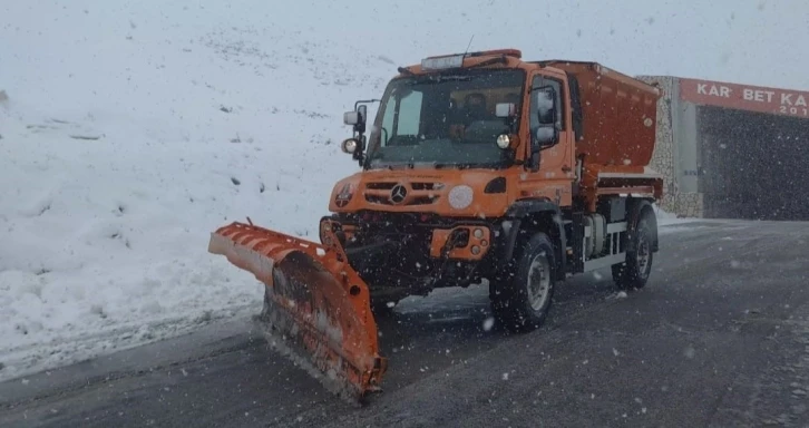 Karabet Geçidi’nde kar yağışı ve sis
