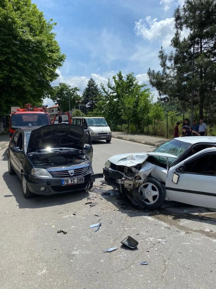 Karabük’te iki otomobil çarpıştı: 5 yaralı
