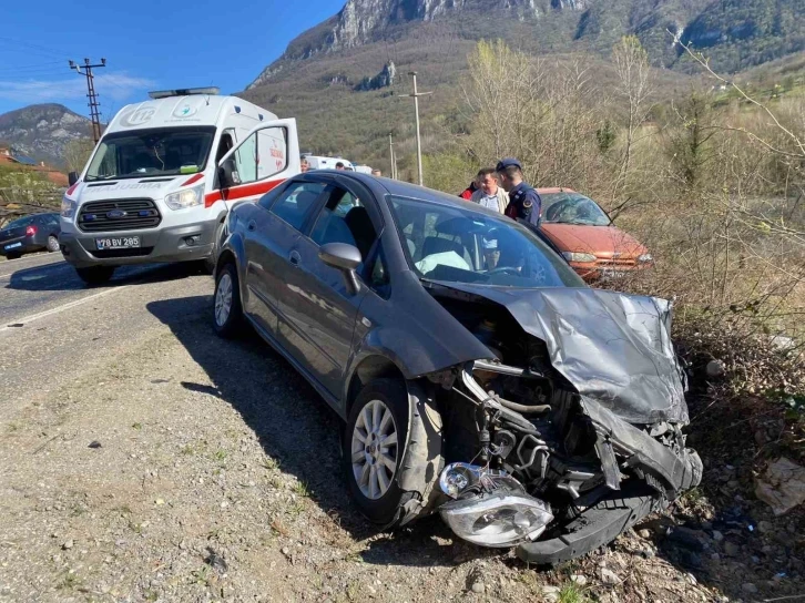 Karabük’te otomobiller çarpıştı: 1’i ağır 2 yaralı
