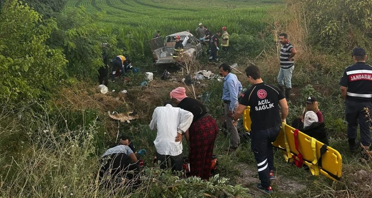 Karacabey’de feci kaza:11 yaralı, 3 ölü