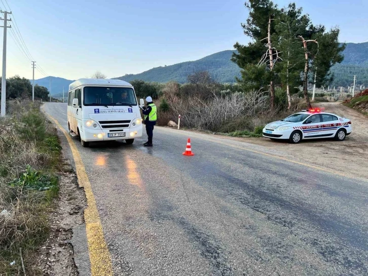 Karacasu’da okul servis araçları denetlenerek, öğrenciler bilgilendirildi
