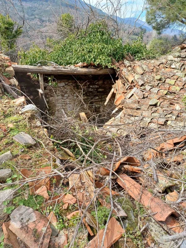 Karacasu’nun yayla evleri zamana yenik düşüyor
