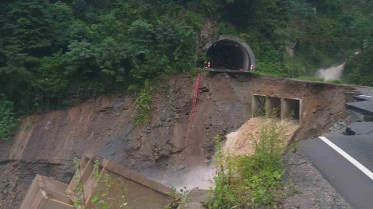 Karadeniz-Akdeniz Yolu’ndaki heyelan kamerada
