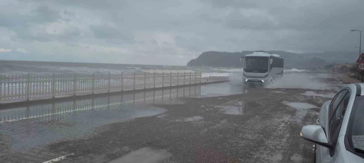 Karadeniz’de fırtına etkili oluyor: Dalgalar sahili dövdü
