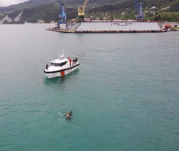 Karadeniz’de hasta kurtarma tatbikatı nefes kesti
