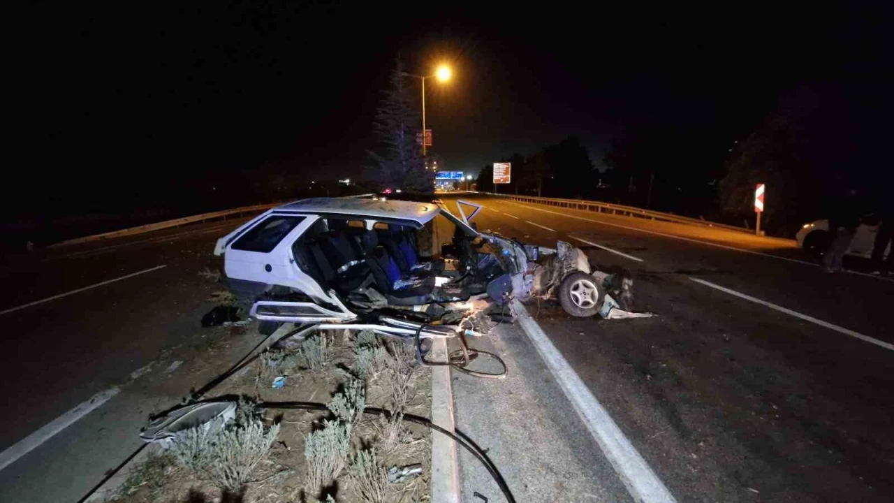 Karaman’da otobüsü sollamak isteyen otomobil refüjdeki ağaçlara çarptı: 2’si çocuk 4 yaralı
