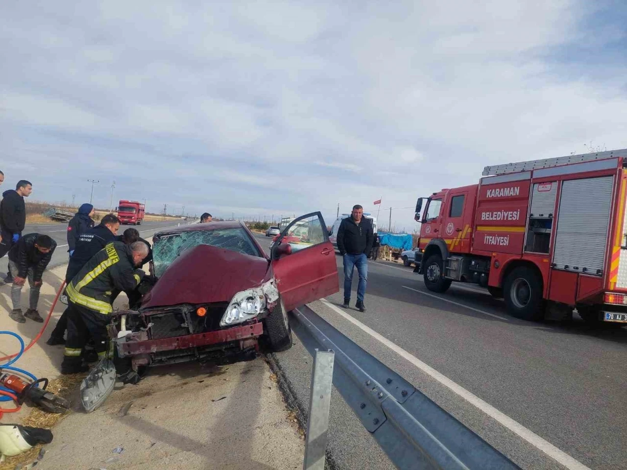 Karaman’da otomobil römork ve bariyerlere çarptı: 4 yaralı
