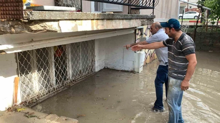 Karaman’da sağanak sele neden oldu, 2 kişi canını zor kurtardı
