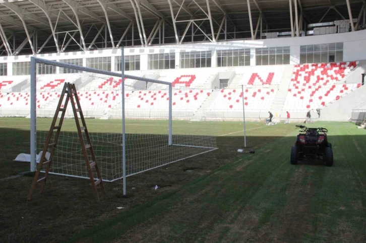 Karaman’ın yeni şehir stadyumunun kale direkleri takıldı, saha çizgileri de çizildi
