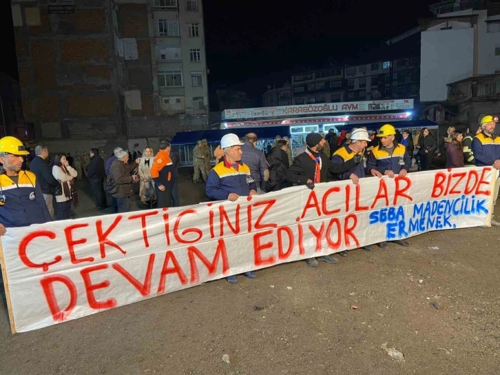 Karamanlı madenciler depremin yıl dönümünde deprem bölgesinde
