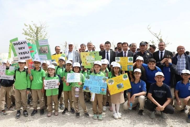 Karatay Belediyesi binlerce fidanı toprakla buluşturdu
