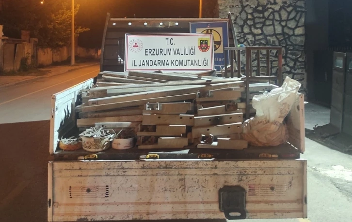 Karayollarına ait bariyeleri çalan hırsızlara Jandarma’dan suçüstü
