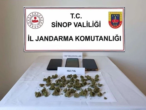 Karayolunda yapılan uygulamada 27 gram skunk ele geçirildi
