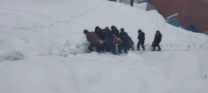 Karda mahsur kalan 81 yaşındaki hasta, sağlık ekiplerine ulaştırıldı
