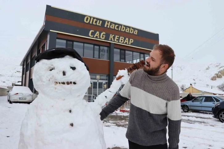 Kardan adam, iş yerine gelenleri cağ kebabı ile karşılıyor