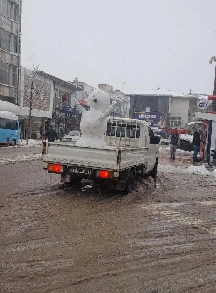 Kardan adama kamyonet ile şehir turu attırdılar
