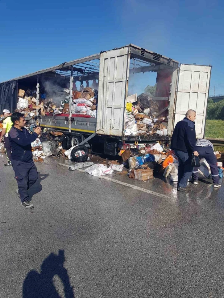 Kargo tırının dorsesinde çıkan yangını ekipler söndürdü
