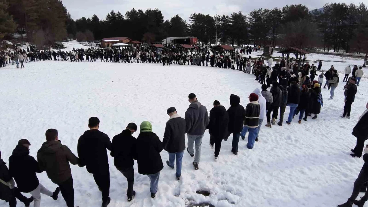 Karlar altında hamsi ve horon keyfi
