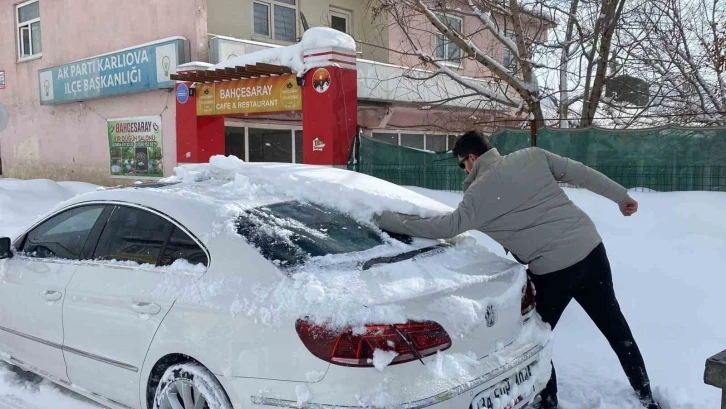 Karlıova’da kar yağışı etkili oldu, eğitime ara verildi
