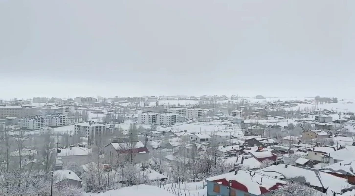 Karlıova’da kar yağışı etkisini sürdürüyor
