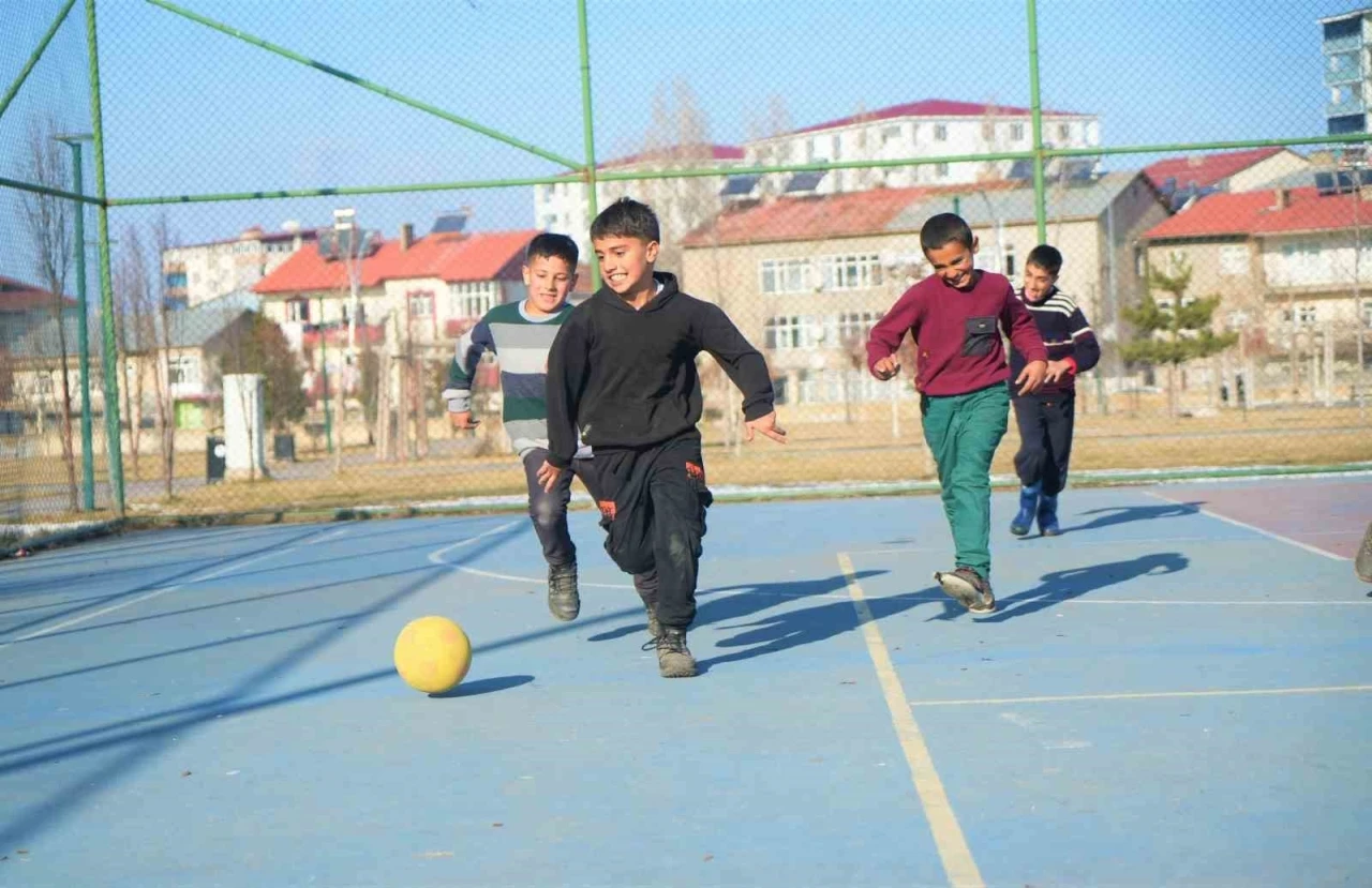 Karnesini alan çocuklar parkta güneşin tadını çıkardı
