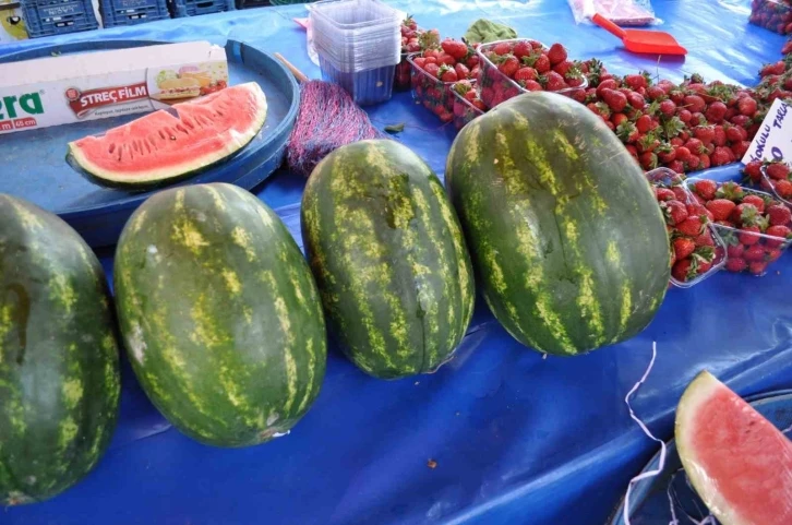 Karpuz pazar tezgahlarında yerini almaya başladı
