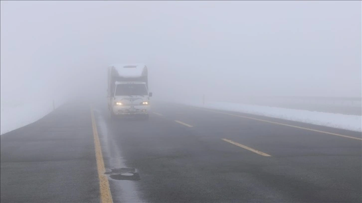 Kars-Iğdır kara yolunda etkili olan yoğun sis ulaşımı aksattı