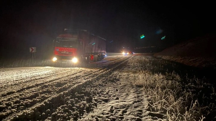 Kars ile Ağrı'da tırlar, kar ve tipi nedeniyle yolda kaldı