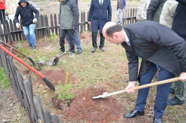 Kars’ta 52 fidan toprakla buluştu
