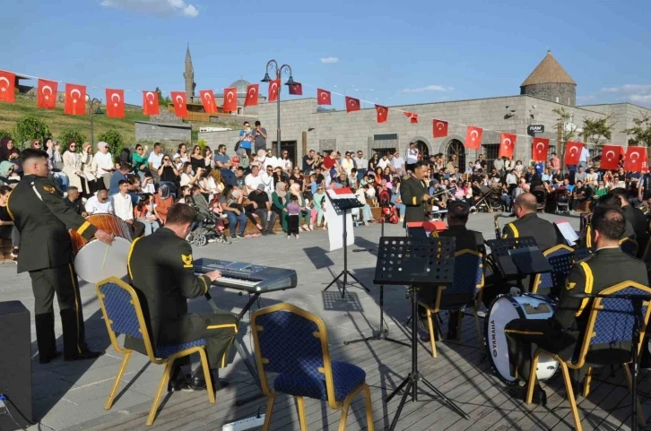 Kars’ta bando konseri yoğun ilgi gördü
