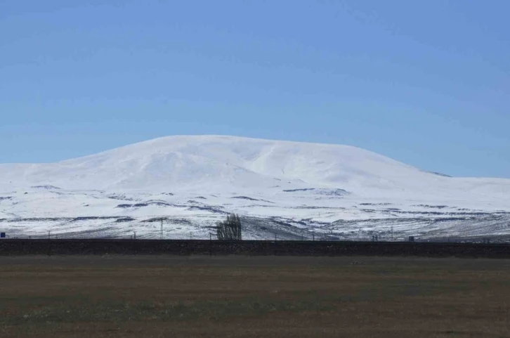 Kars’ta dağlar beyaz örtüyle kaplandı
