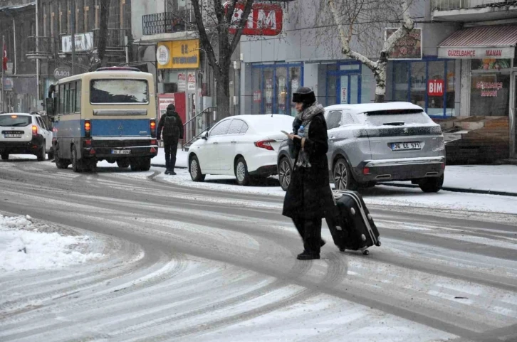 Kars’ta kar yağışı hayatı olumsuz etkiledi
