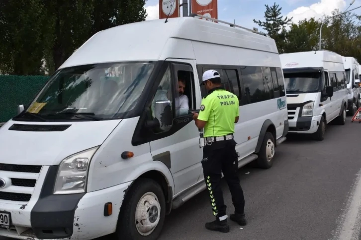 Kars’ta okul servisleri ve çevreleri denetlendi
