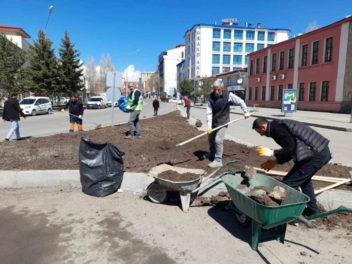 Kars’ta park, bahçe ve refüjler çiçek açıyor
