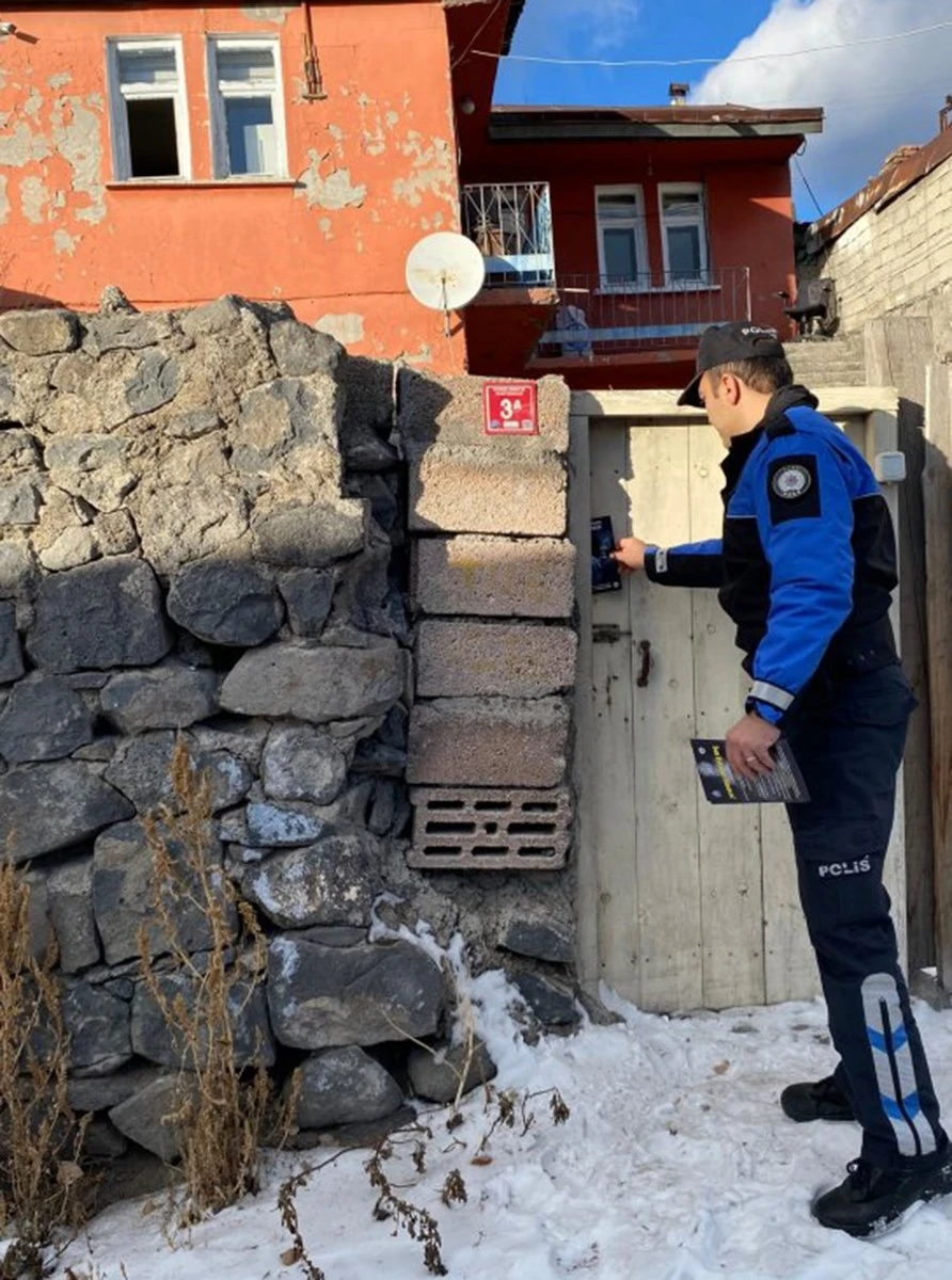 Kars’ta polis karbonmonoksit zehirlenmelerine karşı broşür dağıtarak uyardı
