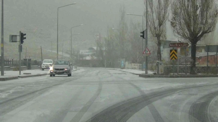 Kars’ta yağan kar kısa sürede eridi
