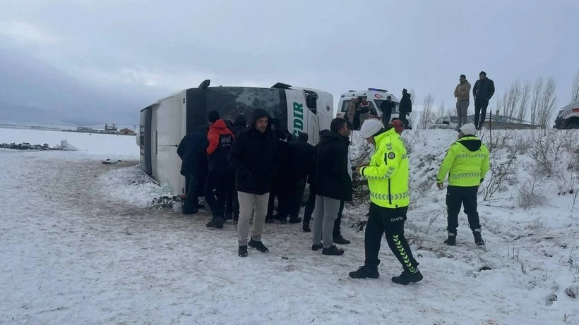 Kars’ta yolcu otobüsü devrildi: Çok sayıda yaralı var