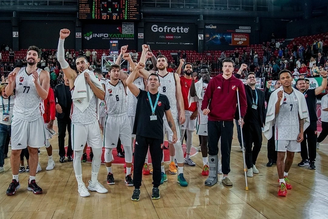 Karşıyaka Basketbol’da oyuncular kazan kaldırdı