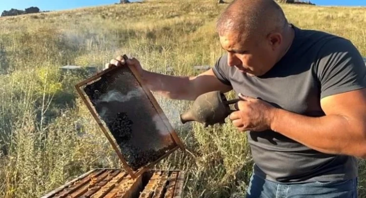 Karslı arıcı, 120 yıllık Terrakota ile arıların sakinleşmesini sağlıyor
