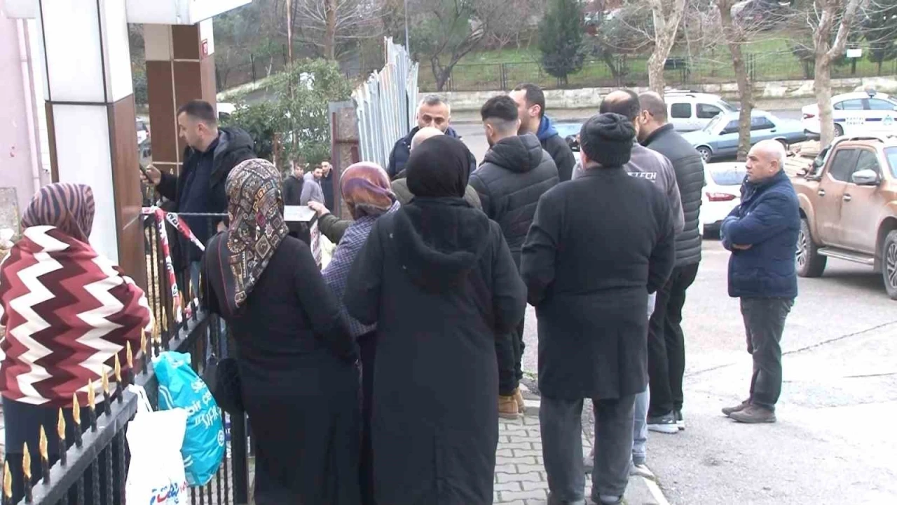 İstanbul Kartal’da toprak kayması: Binadakiler tahliye edildi