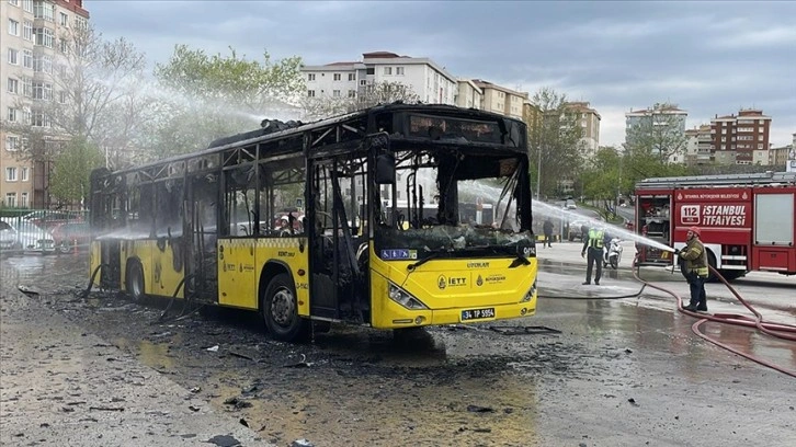 Kartal'da park halindeki İETT otobüsü yandı