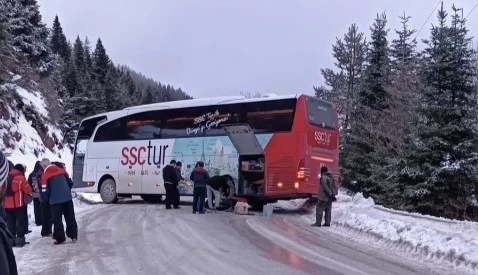 Kartalkaya'da kayan otobüs yolu ulaşıma kapattı