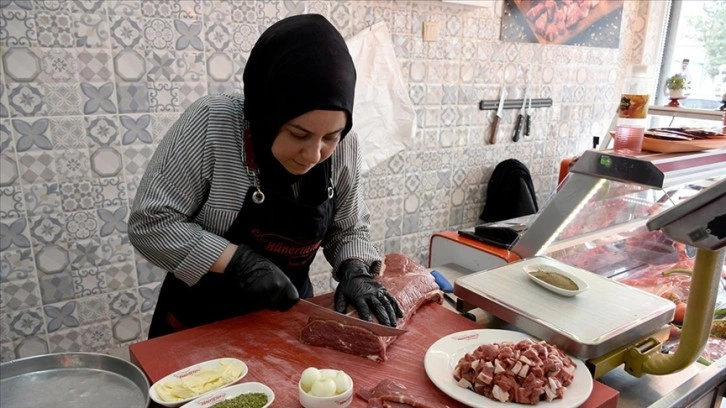 Kasaplıkla geçimini sağlayan Çiler usta, mesleki eğitimlerle kendini geliştiriyor