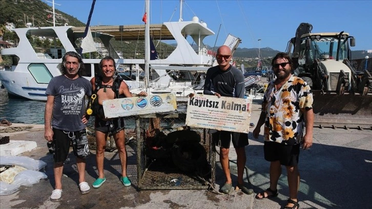 Kaş'ta deniz dibindeki atık istasyonları temizlendi